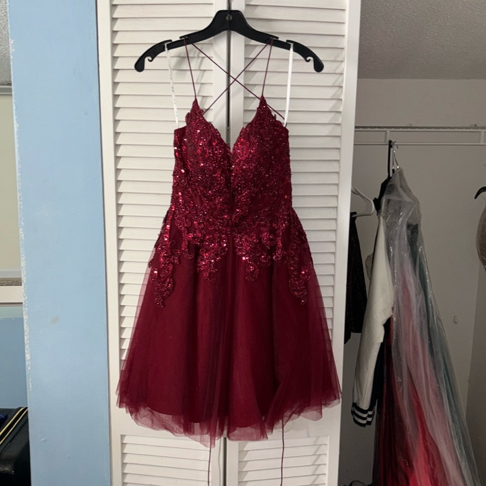 Stunning burgundy short prom/homecoming dress